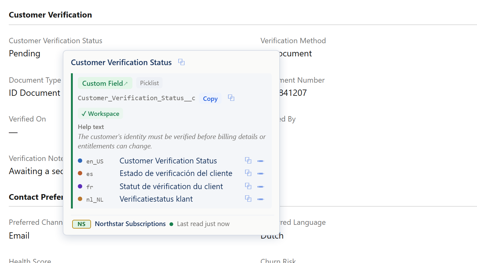Una página de registro de Salesforce con el puntero sobre la etiqueta Customer Verification Status. El tooltip de Sextant nombra el campo que hay detrás —Customer_Verification_Status__c, una lista de selección, con su texto de ayuda— y muestra su etiqueta en inglés, español, francés y neerlandés.